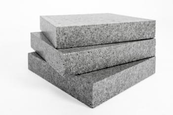 Drei graue Platten aus Lambdapor-EPS liegen versetzt aufeinander.