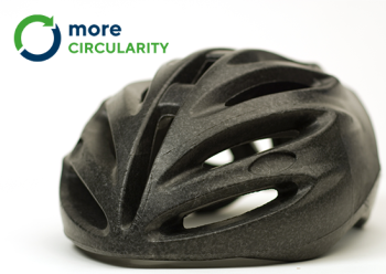 Schwarzer Fahrradhelm aus sunpor-EPS und Logo more circolarity